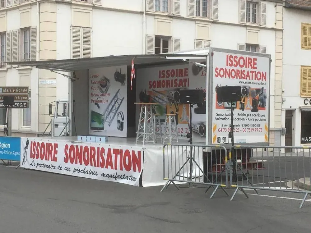 Camion podium à Issoire